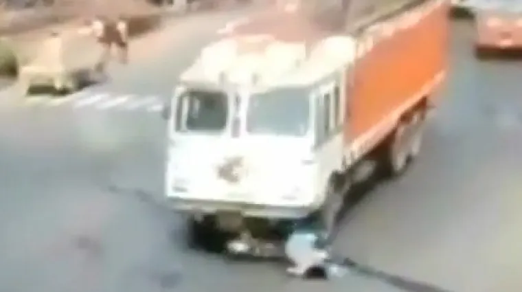 &Scaron;okantna snimka: Kamion pregazio ženu na skuteru!