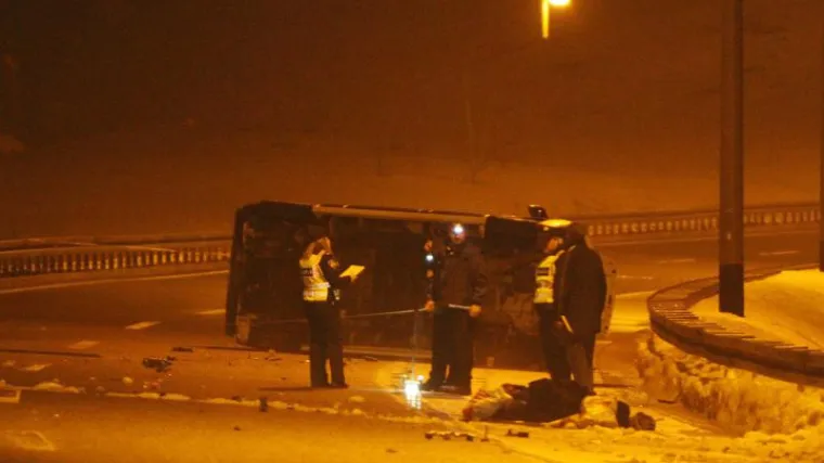 Poginula jedna osoba u prevrtanju kombija, pet ozlijeđenih!