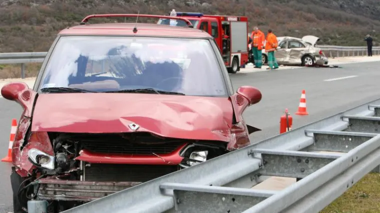 Vi&scaron;e osoba ozlijeđeno u te&scaron;kom sudaru kod Dugopolja