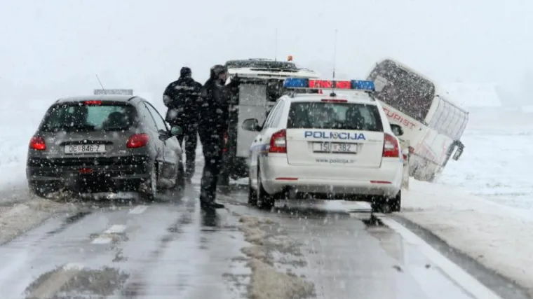 Tri autobusa sletjela s ceste, osmero ozlijeđenih!