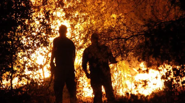 Lokaliziran požar kod Omiša, vatra zaprijetila naselju