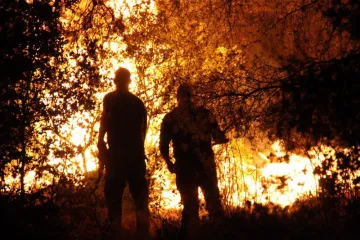 Lokaliziran požar kod Omiša, vatra zaprijetila naselju