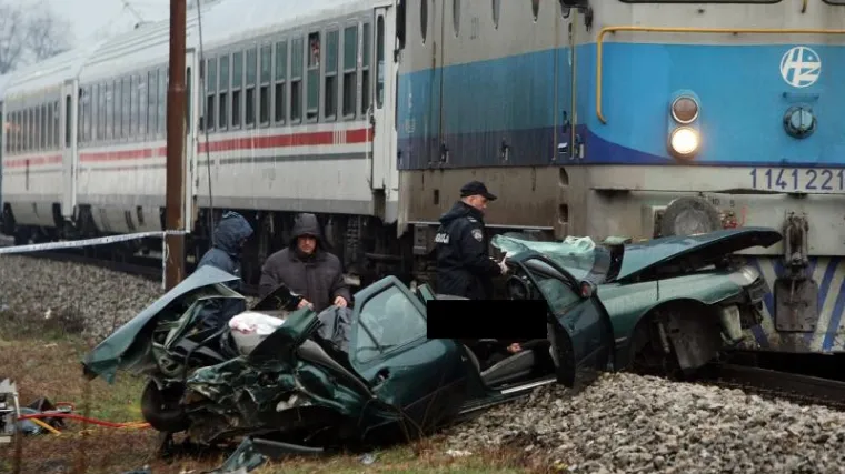 Vlak naletio na automobil: Poginule dvije osobe!