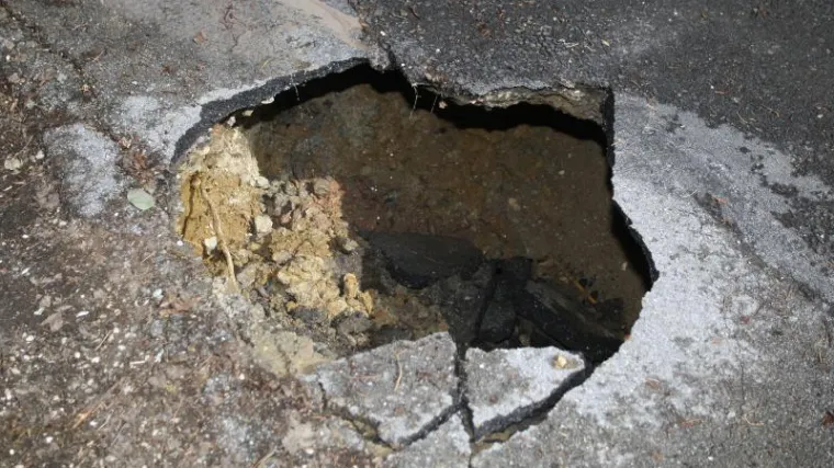 Neuobičajena nezgoda: Bujica 'otvorila' rupu na cesti