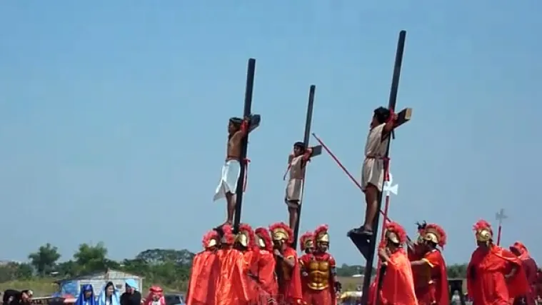 Filipinci se na Veliki petak bičuju i razapinju