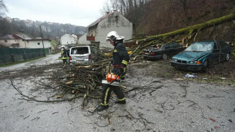 Klizanje terena i dalje ru&scaron;i stabla u Zagrebu