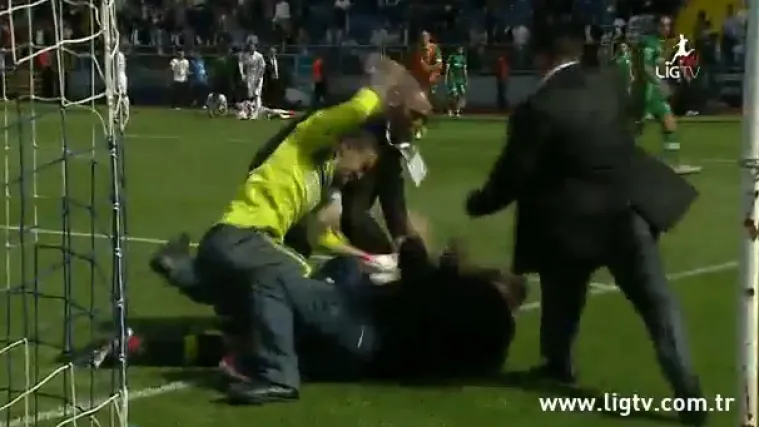 Podivljali golman doslovno prebio navijača!