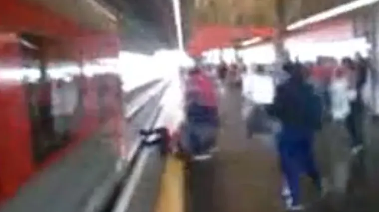 Zbog mobitela skočila na tračnice i za dlaku izbjegla smrt!