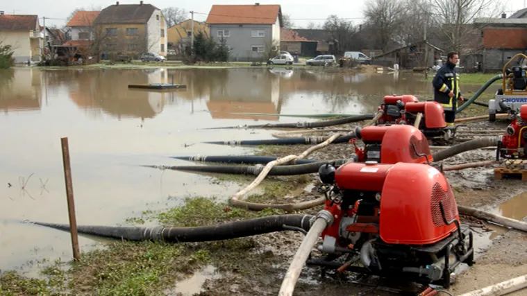 Poplave i dalje problem: Evakurane kuće i odgođena nastava