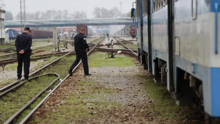 Lokomotiva naletjela na kombi, ozlijeđene dvije osobe