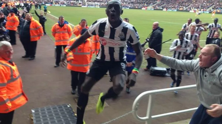 Napadač Newcastlea zaista voli svoje navijače!