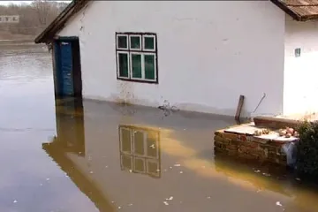 Poplave i dalje problem: Evakurane kuće i odgođena nastava