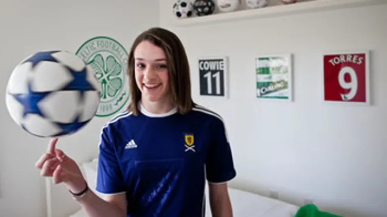 Tinejdžerica radi čuda s loptom