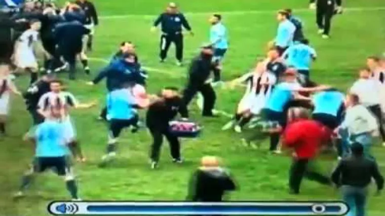 Kaos na Kosovu: Opća makljaža na terenu!