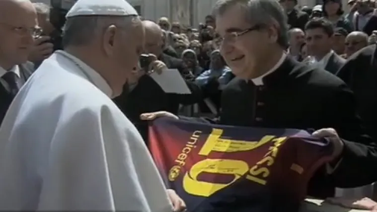 Papa Franjo dobio Messijev dres