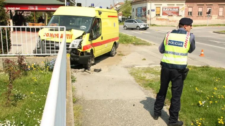 Usred Koprivnice sudar hitne pomoći i automobila