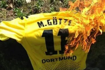 Gnjevni navijači pale dresove dojučerašnjeg heroja!