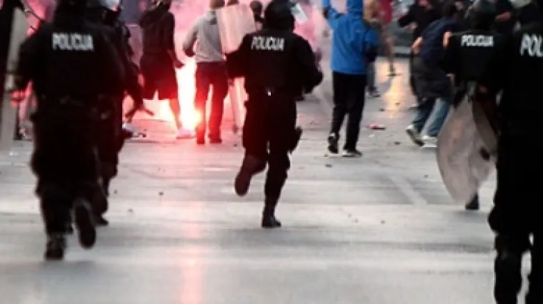 Sedam policajaca i navijači ozlijeđeni u obračunu huligana