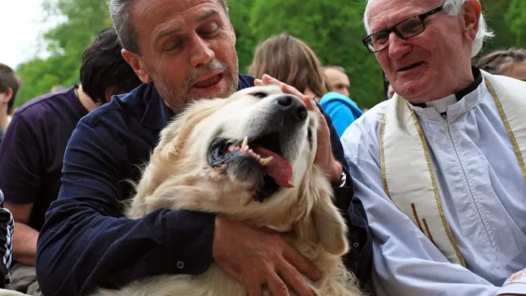 'Dovođenjem svećenika Bandić kupuje birače'