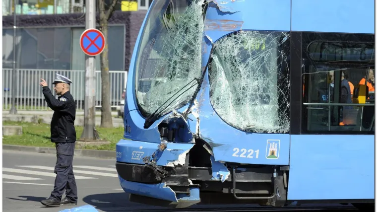 Sudar tramvaja i automobila paralizirao promet u Zagrebu