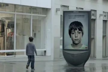 Reklama za pomoć zlostavljanoj djeci vidljiva samo djeci!