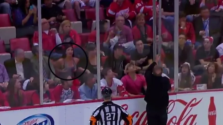 Navijačica se igrala grudima pred sucima!