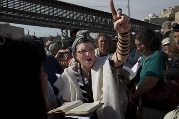 Unatoč kamenju i stolcima, žene se pomolile ispred Zida plača