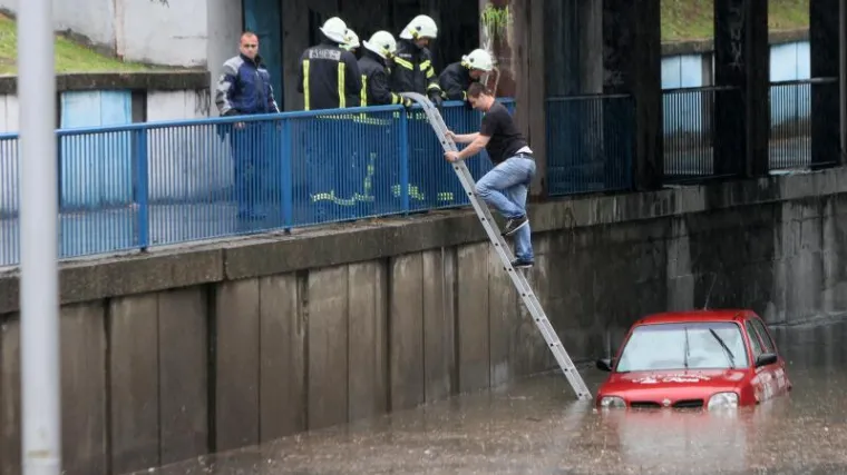 Kantama izbacuju blato iz kuća, a namje&scaron;taj ispiru &scaron;mrkovima