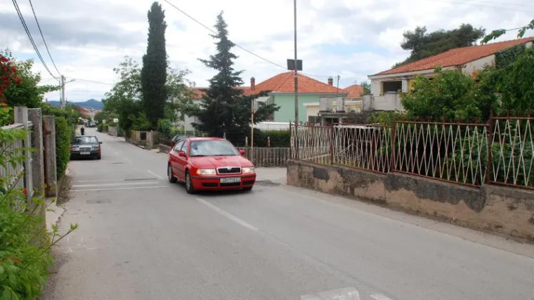 Motociklom pokosio majku s bebom u naručju