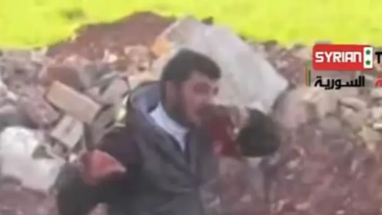 Svijet zgrožen: Sirijski pobunjenik grize srce mrtvog vojnika