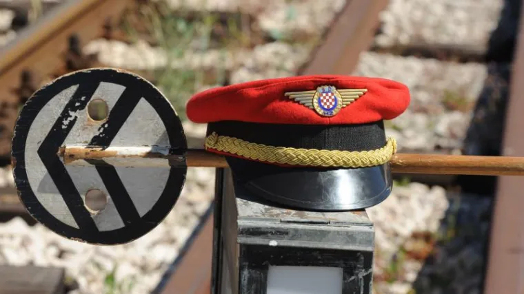 Bujica &scaron;trajkova: Strojovođe zaustavljaju vlakove!