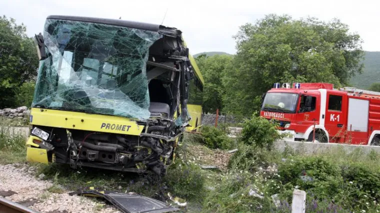 Vlak naletio na autobus, najmanje osmero ozlijeđenih