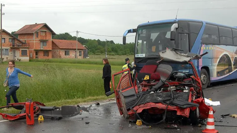 Vozačica poginula u sudaru s autobusom