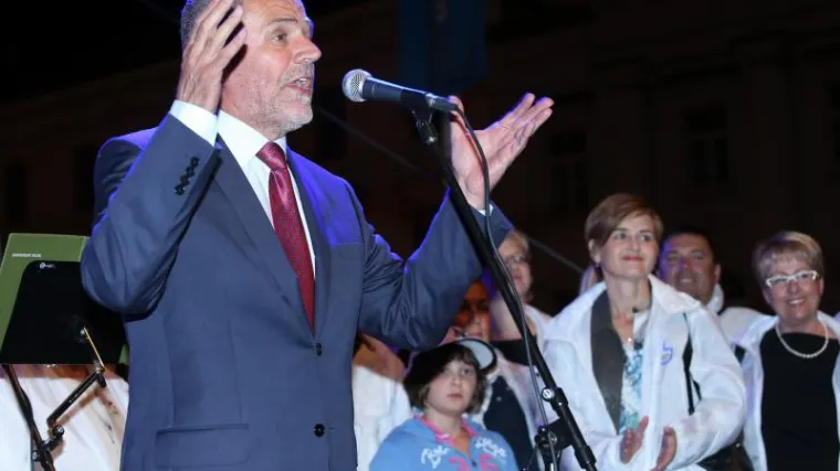 Show na koncu kampanje: Bandić zapjevao na Trgu!