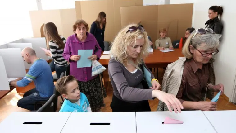 Izborni paradoks: Više glasačkih listića nego glasača!