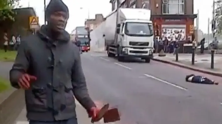 Masakrirali vojnika i tražili od prolaznika da ih snimaju!