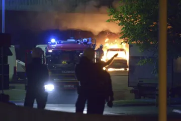 Stotine mladih pali automobile i napada policiju!