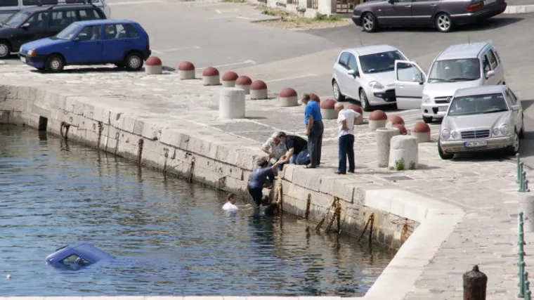 Autom završila u moru, u pomoć joj priskočio i gradonačelnik