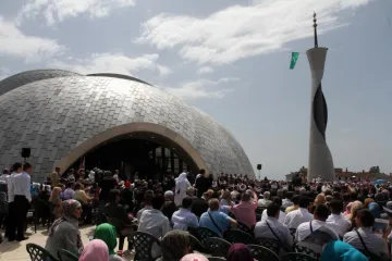 Bacali kamenje na tek otvorenu džamiju u Rijeci