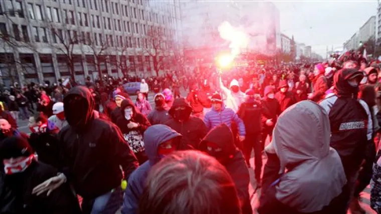 U neredima u &Scaron;vicarskoj ozlijeđen 21 policajac!