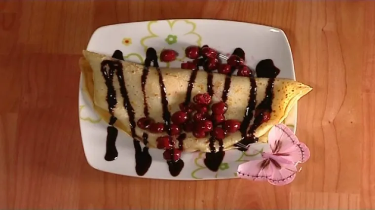 Palačinke punjene sladoledom i vi&scaron;njama