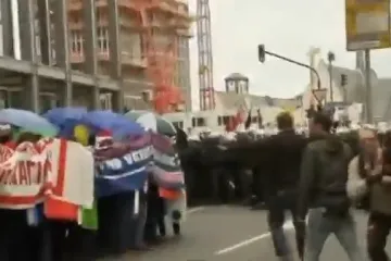 Neredi i u Frankfurtu: Prosvjednici kamenovali policiju