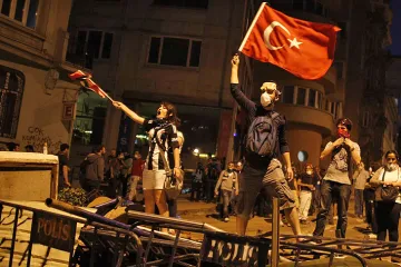 Prosvjednicima se pridružuje i 240.000 radnika javnih službi