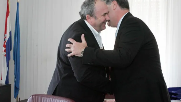 Emotivno u Banovini: Kerum sebi dao - peticu!