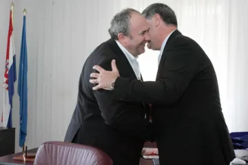 Emotivno u Banovini: Kerum sebi dao - peticu!