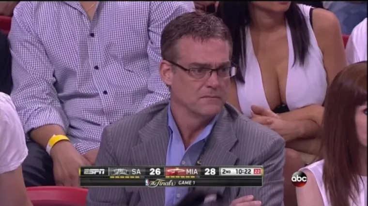 Menadžera Spursa ne može omesti ni duboki dekolte