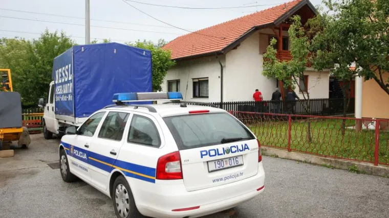 Bacio ručnu bombu u dvori&scaron;te obiteljske kuće