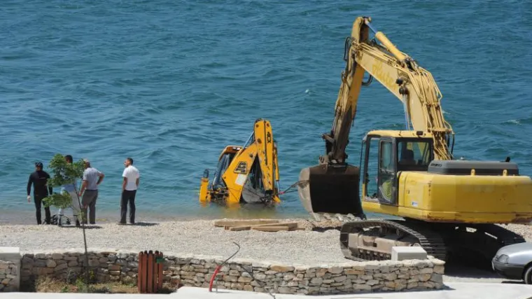 Popustio &scaron;ljunčani nasip i bager potonuo u more