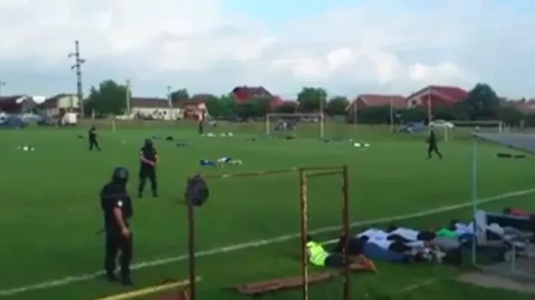 Specijalci upali na teren i prisilili sve da legnu na tlo