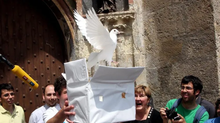 Pustili golubicu uz 'Zovi, samo zovi' pa predali potpise Saboru